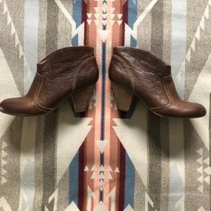 Carlos Santana Women’s Stacked Heel Brown Bootie Size 8.5